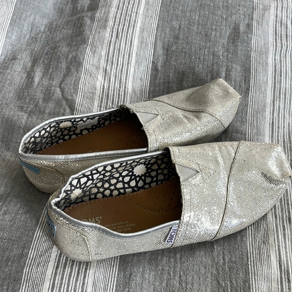 Toms Silver ( Glittered) Hard to find color! In great Condition. Size 8.5